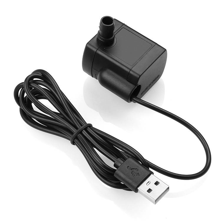Schwarze USB-betriebene Wasserpumpe mit angebrachtem Kabel und USB-Stecker auf weißem Hintergrund.