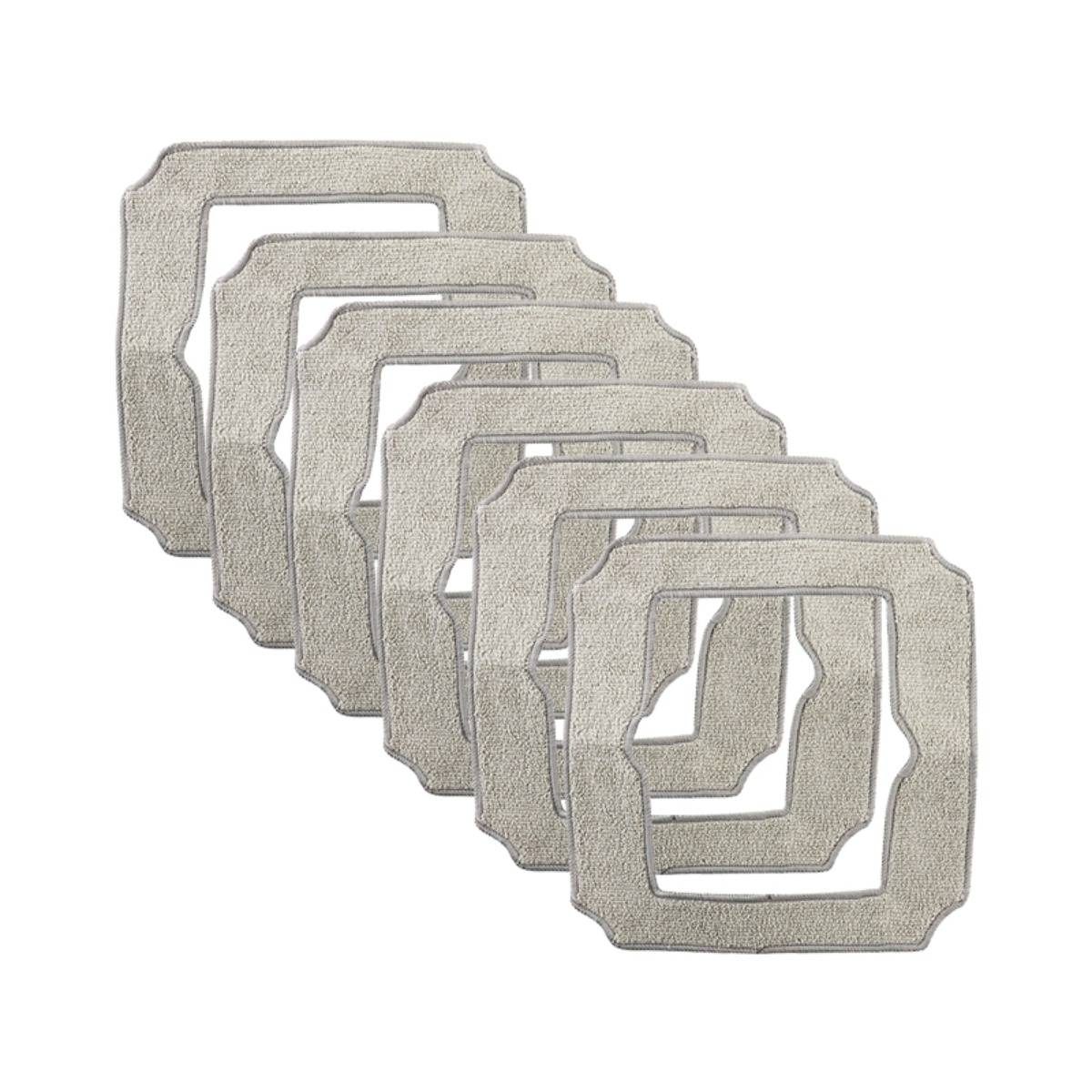 Stapel aus sechs silbernen strukturierten quadratischen Metallrahmen diagonal auf weißem Hintergrund angeordnet