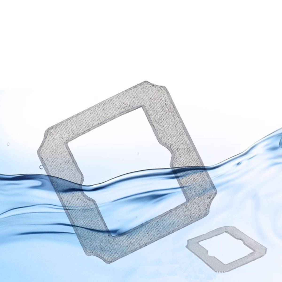 Transparenter quadratischer Filter oder Maschengitter-Rahmen teilweise ins blaue Wasser getaucht, mit einem kleineren passenden Rahmen, der in der Nähe treibt.