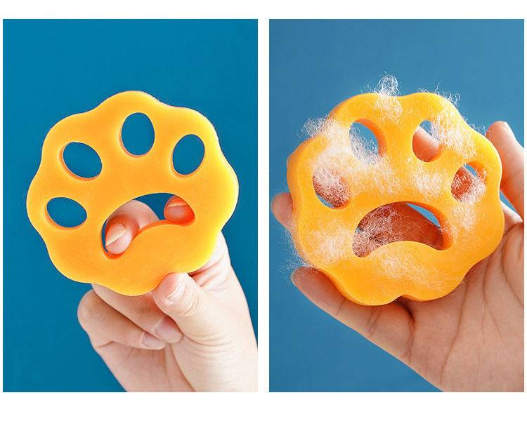 Zweipaneliges Foto eines gelben pfottenförmigen Spielzeugs, das in einer Hand gehalten wird; links zeigt es trocken, rechts zeigt es, wie es mit Wasser besprüht wird und schäumt.