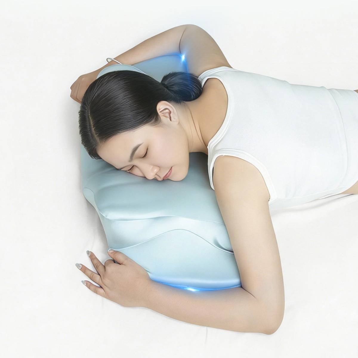 Frau, die auf einem blauen ergonomischen Kissen schläft, auf ihrer Seite ruht und es umarmt, gezeigt auf weißem Hintergrund.