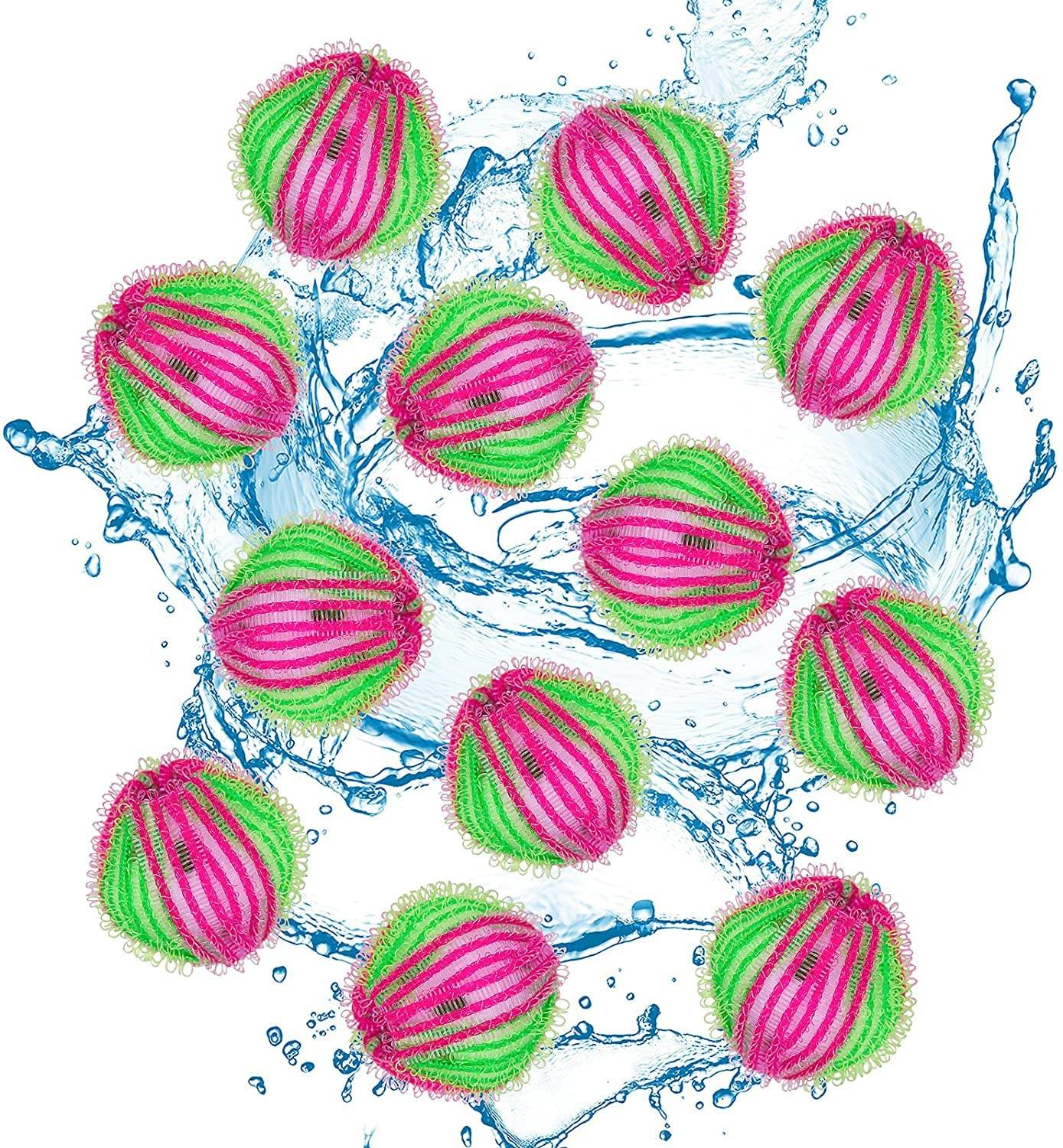 Illustration von gestreiften grünen und rosa Wassermelonen, die durch Wasser spritzen, was frische Früchte oder ein sommerliches Design suggeriert.