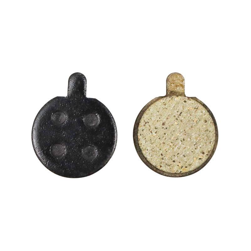 Zwei kreisförmige Bremsbeläge für Scheibenbremsen von vorne und hinten gezeigt, einer schwarz und einer beige mit einer Metalllasche.