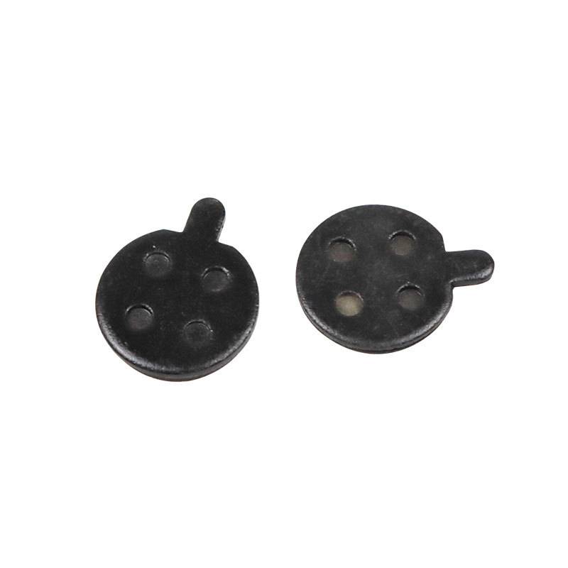 Zwei schwarze runde Kunststofffastener oder Stecker mit je vier Löchern, nebeneinander auf weißem Hintergrund dargestellt.
