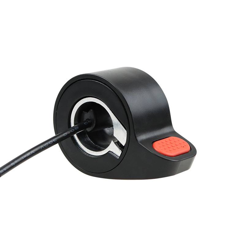 Schwarzer Kabelorganizer mit rotem Freigabeknopf, der ein Kabel vor weißem Hintergrund hält.