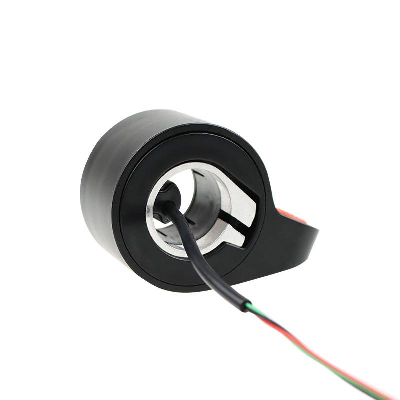 Schwarze zylindrische Kabelspule oder Wickel mit einem Kabel, das durch die Mitte verläuft, isoliert auf weißem Hintergrund.