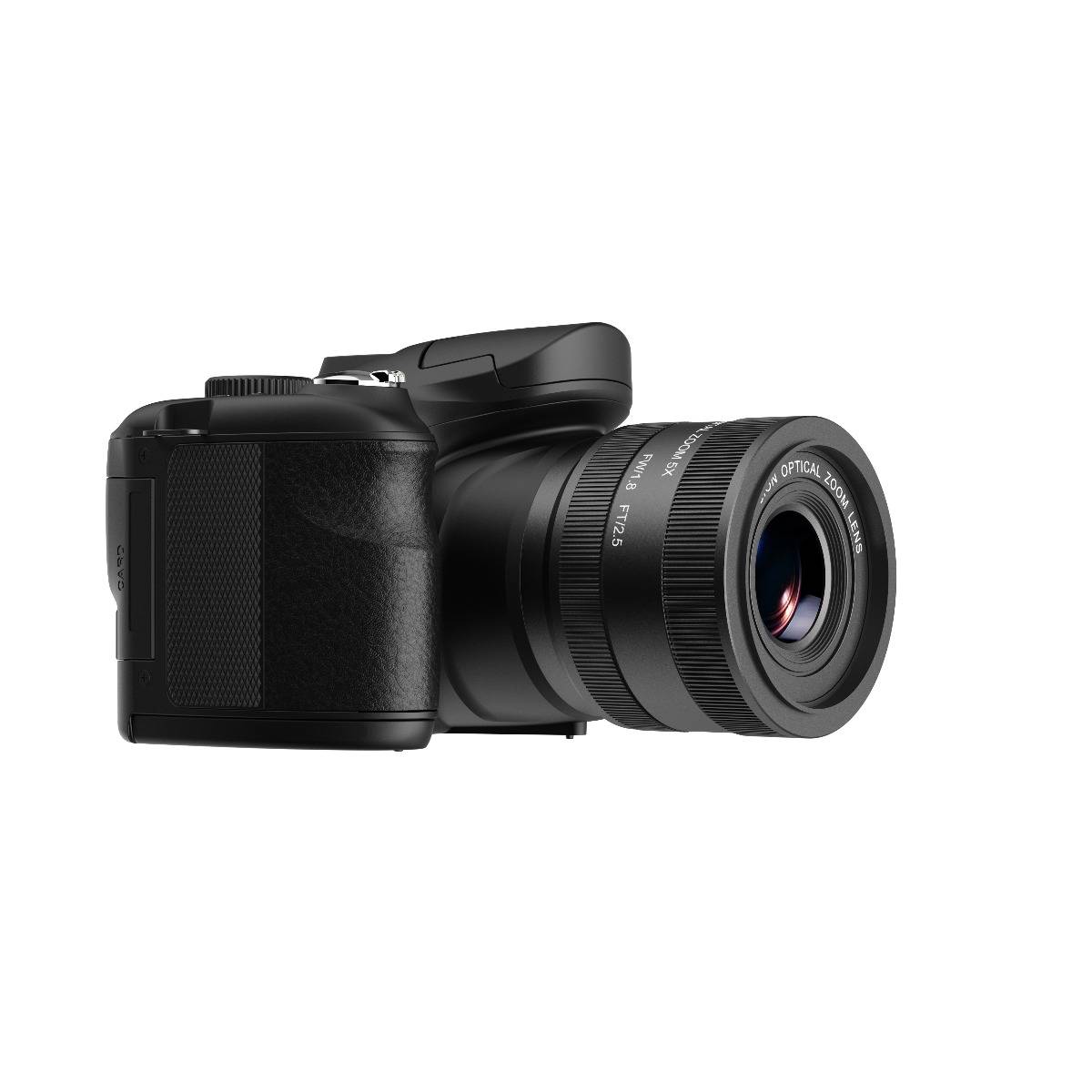Schwarze digitale Kamera mit angebrachtem Zoomobjektiv auf weißem Hintergrund.
