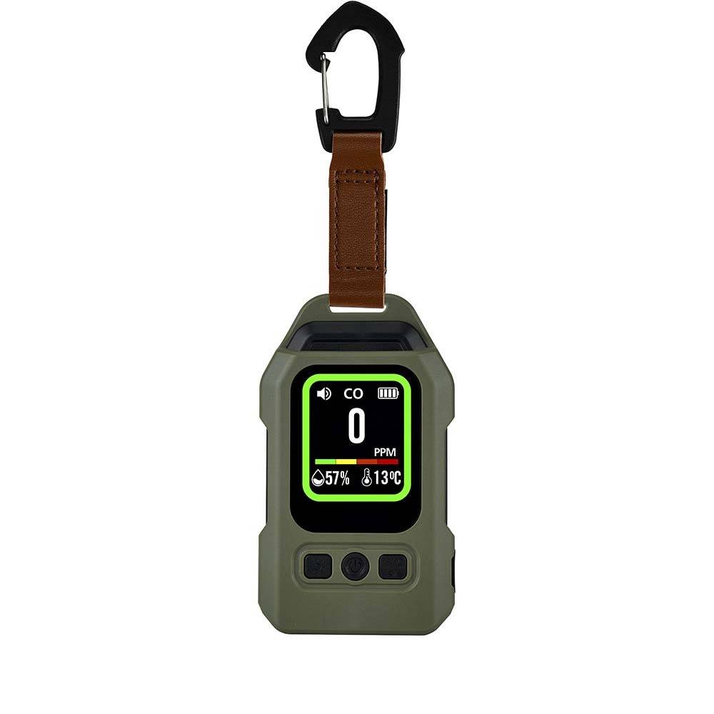 Tragbarer tragbarer CO-Gasdetektor in einem robusten grünen Gehäuse mit Karabiner und Riemen, das auf dem Display eine Anzeige von 0 PPM, 57 % Luftfeuchtigkeit und 13°C zeigt.