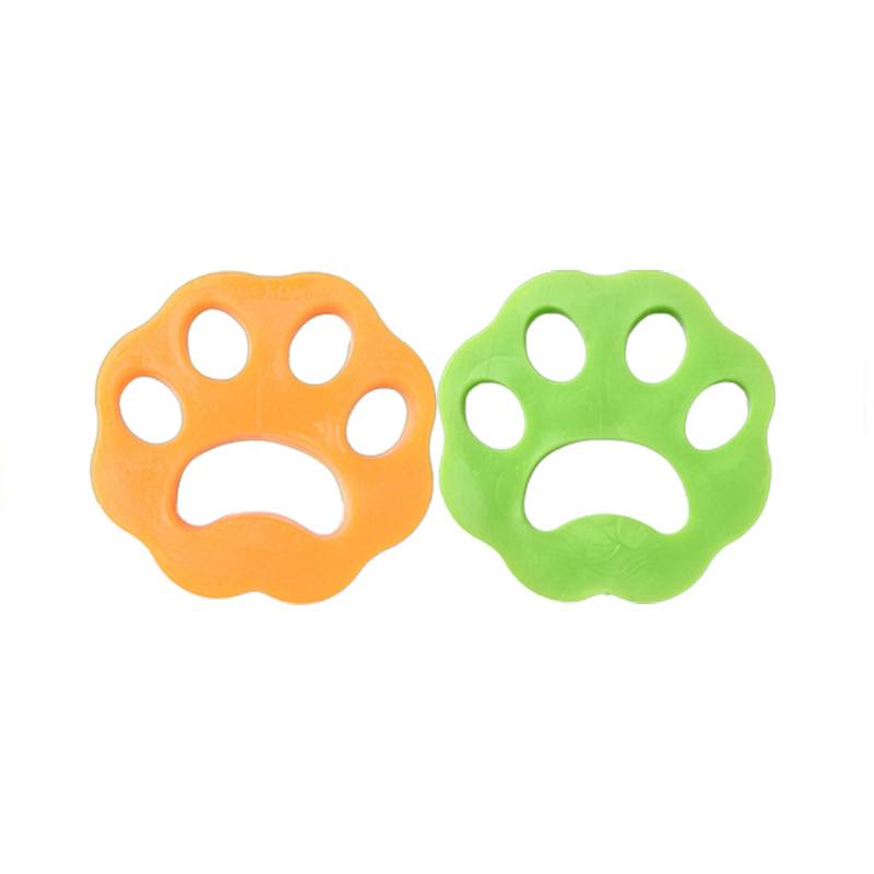Zwei pfotенförmige Quietschespielzeuge, eines orange und eines grün, nebeneinander auf weißem Hintergrund gezeigt.
