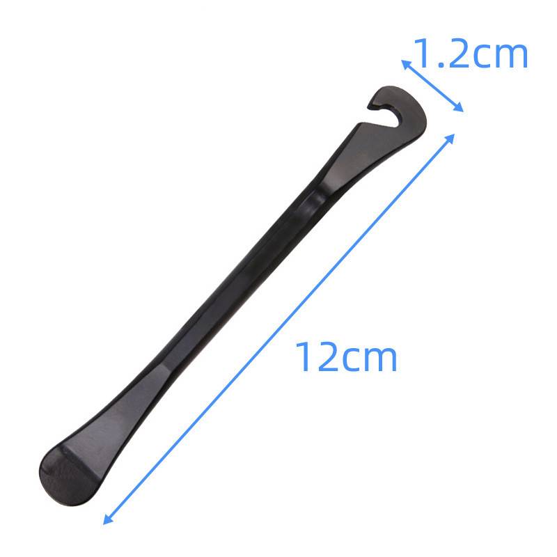 Schwarzes Metallhakenwerkzeug mit Abmessungen: 12 cm lang und 1,2 cm breit am gehakten Ende.