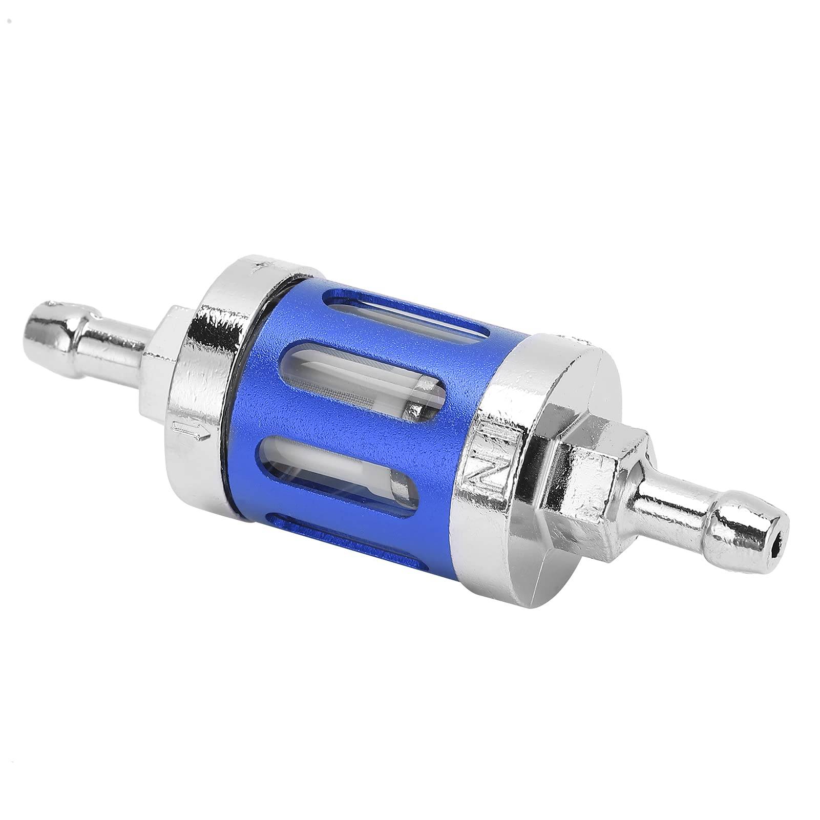 Kleiner blauer und silberner Inline-Kraftstofffilter mit Metallschlauchverschraubungen an beiden Enden, isoliert auf weißem Hintergrund dargestellt.
