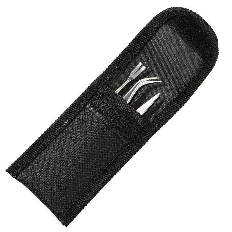 Schwarze Nylon-Tragetasche mit drei Metall-Pflegewerkzeugen, auf weißem Hintergrund dargestellt.