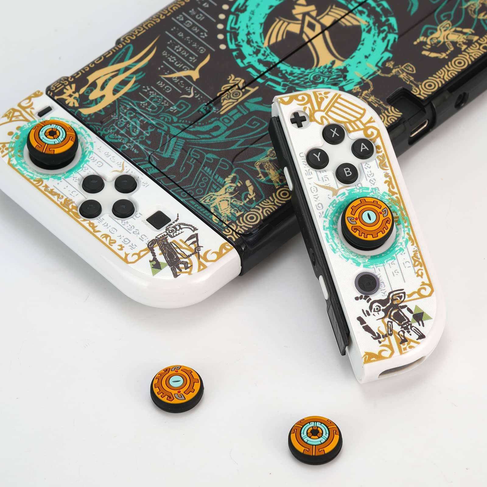 Nintendo Switch mit dekorativen Mustern und passenden Joy-Con-Controllern mit stammestypischen türkisen und goldenen Designs, daneben zwei lose Thumbstick-Kappen.