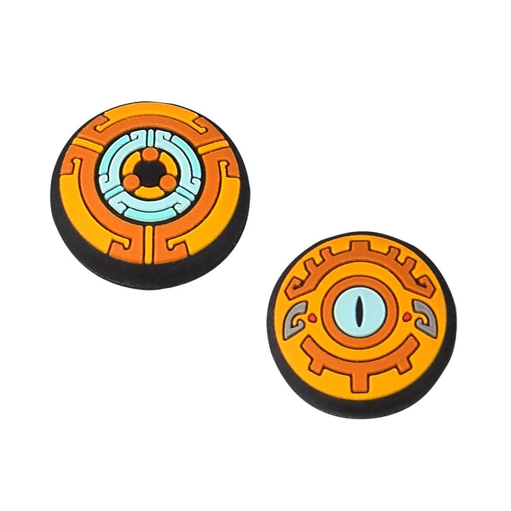 Zwei runde orange-schwarze Spielmarken oder Anstecknadeln auf weißem Hintergrund, eine mit einem blauen labyrinthartigem Zentrum und eine mit einem blauen Augensymbol.