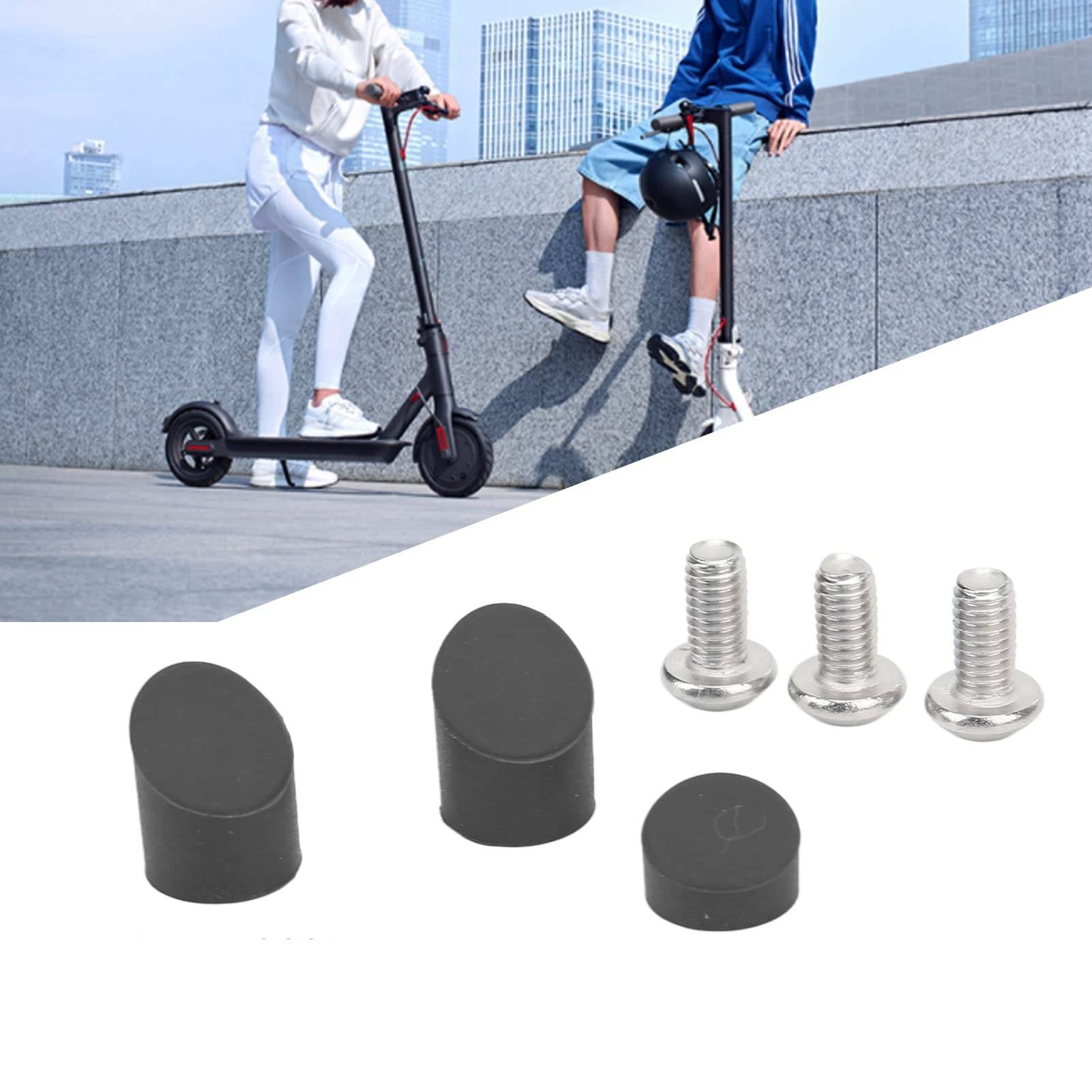 Werbebild von zwei Personen mit Elektrorollern und einem Satz Ersatzteile für Roller, einschließlich schwarzer Gummikappen und drei Metallschrauben.