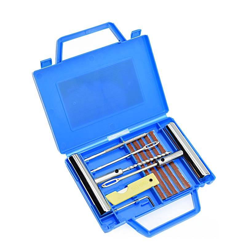 Blauer Kunststoffkoffer offen, um ein kleines Werkzeugset mit Metallwerkzeugen, Streifen und einem gelbem Griff im Inneren zu zeigen.