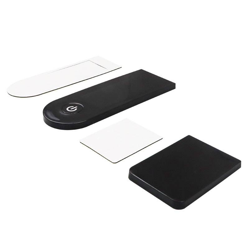 Vier rechteckige Powerbanks in Schwarz und Weiß, einschließlich einer mit einem kreisförmigen Einschaltknopf-Symbol.