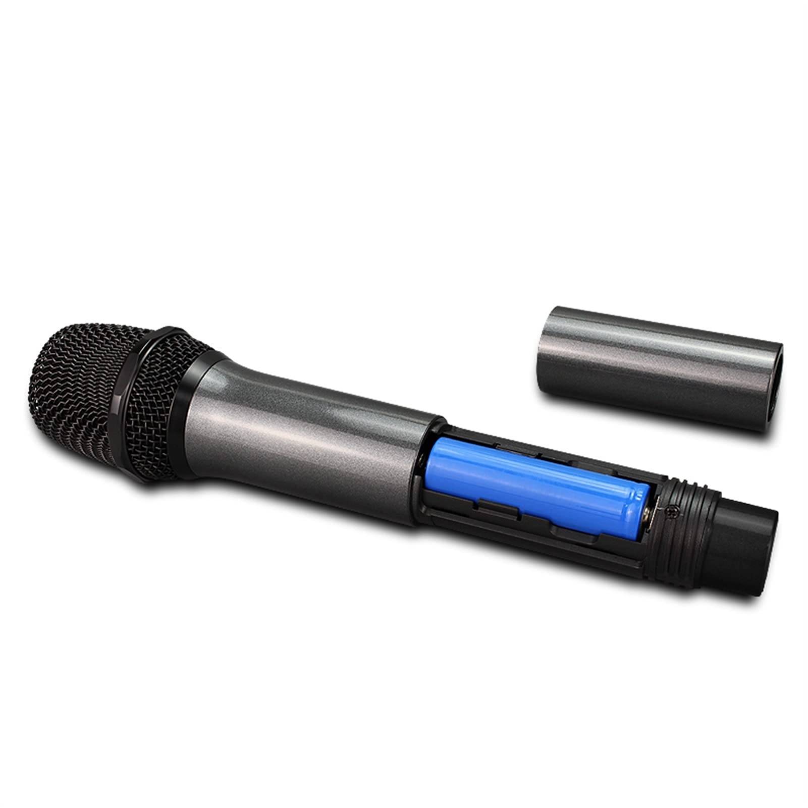 Ein tragbares kabelloses Mikrofon mit geöffnetem Gehäuse, das ein blaues Batteriefach zeigt, mit der daneben abgenommenen Metallabdeckung.