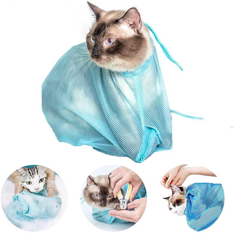 Katze in einer blauen Mesh-Pflegeschlinge, gezeigt mit kleinen eingefügten Schritten zum Einlegen der Katze und zum Verschließen der Tasche mit Clips.