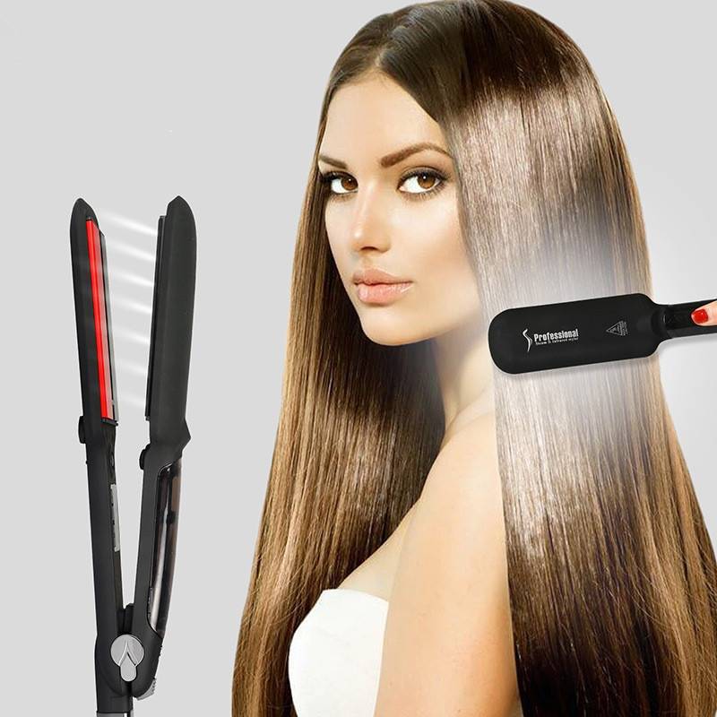 Frau mit langen glatten Haaren, die mit einem beheizten Haarglätter geglättet werden, gezeigt neben dem Stylingeisen auf schlicht gemustertem Hintergrund.