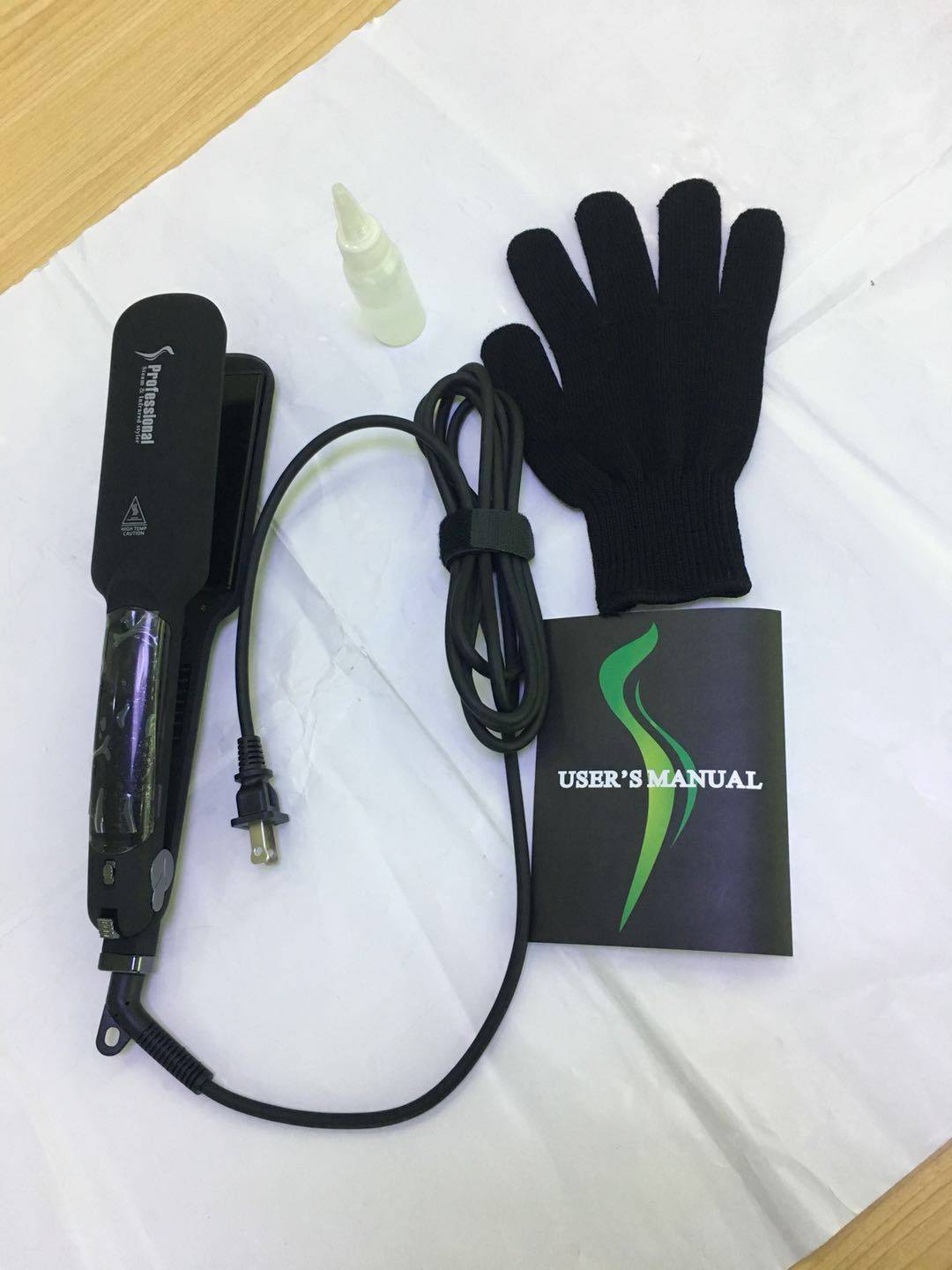 Elektrischer Haarglätterkamm-Set mit Stromkabel, Handschuh, kleine Flasche und „BENUTZERHANDBUCH" auf weißem Stoffhintergrund.