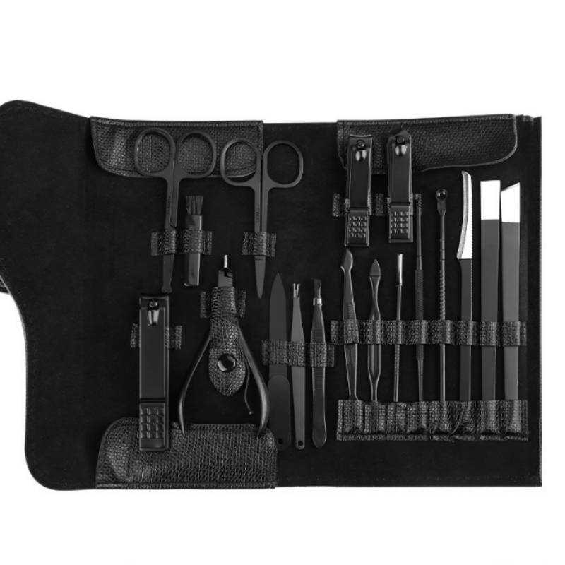 Schwarze Körperpflege-Etui, geöffnet, zeigt Schere, Nagelknipser, Pinzette, Feilen und andere Maniküre-Werkzeuge, die in elastischen Schlaufen befestigt sind.