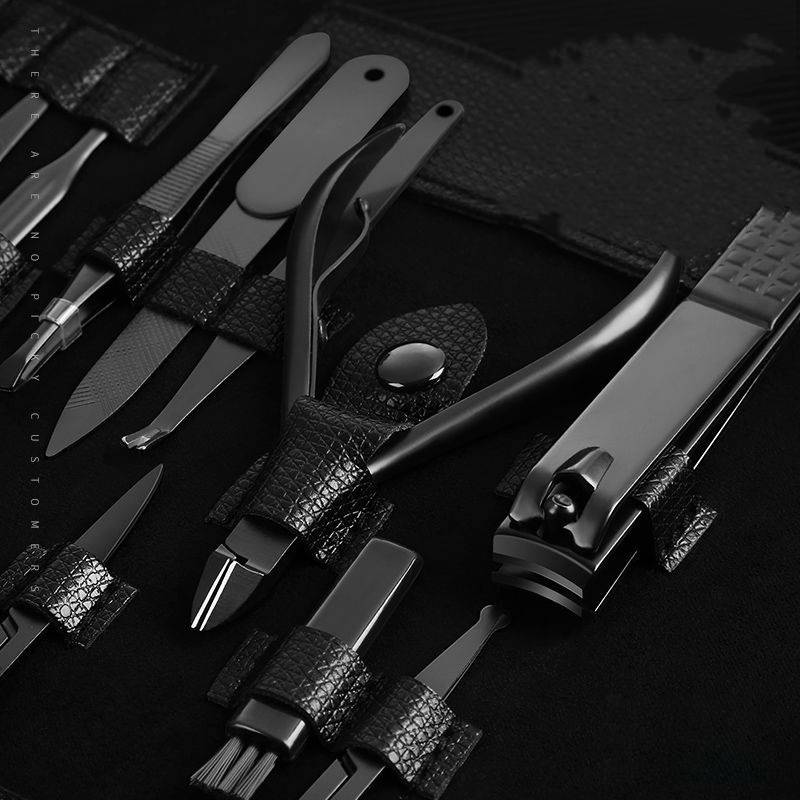 Nahaufnahme eines schwarzen Lederetuis für die Maniküre mit Metallnagelfeilen, Nagelzangen, Scheren und Nagelhautbearbeitungswerkzeugen, die in einem Etui angeordnet sind.