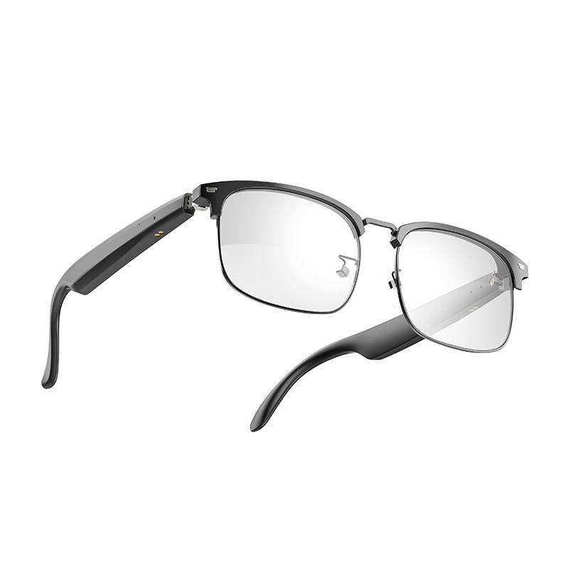 Schwarze und silberfarbene rechteckige Brille mit klaren Gläsern, auf weißem Hintergrund abgebildet.