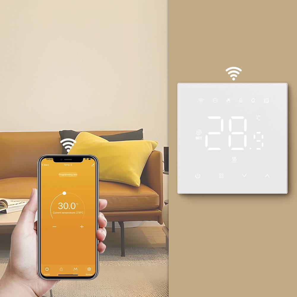 Hand hält ein Smartphone, das ein Smart-Thermostat steuert; Wandanzeige zeigt 28,9° mit Wi-Fi, in einem modernen Wohnzimmer.