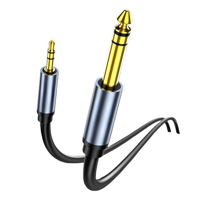 Zwei vergoldete 3,5-mm-Audiostecker, die durch ein schwarzes Kabel verbunden sind, einer größer und einer kleiner, auf weißem Hintergrund gezeigt.