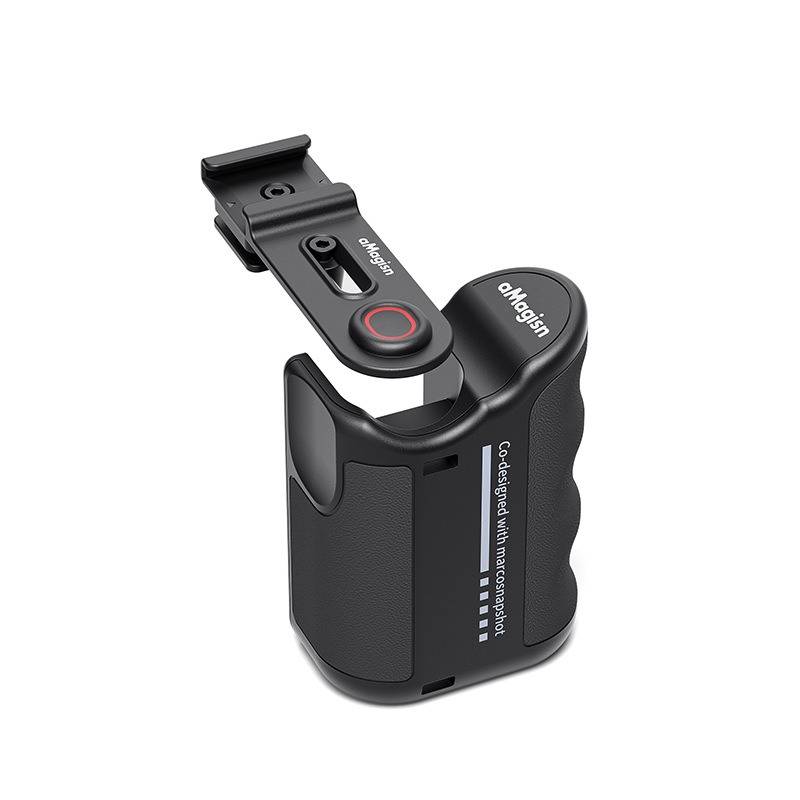 Schwarzes Smartphone-Griffzubehör mit ausklappbarer Halterung und integriertem Mikrofonhalter, beschriftet mit „Co-designed with microphone