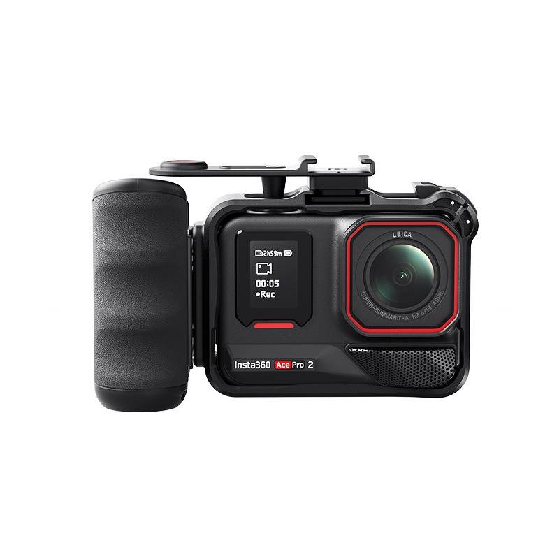 Schwarze Insta360 Ace Pro 2 Actionkamera mit linkem Griff, Frontdisplay und großem Leica-Objektiv auf weißem Hintergrund.