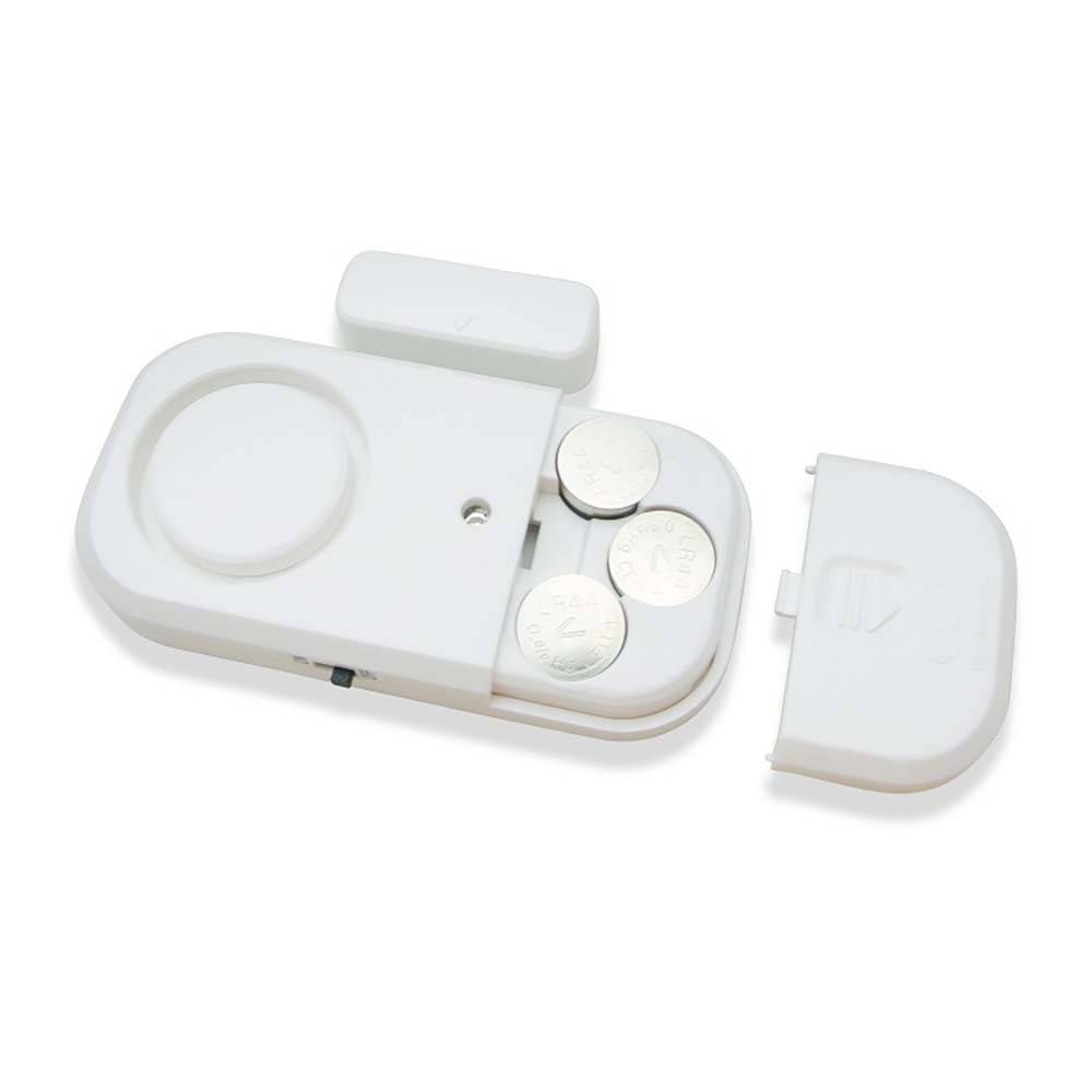 Weißer magnetischer Tür-/Fensteralarm-Sensor mit offenem Batteriefach, das drei Knopfzellenbatterien und einen abgelösten Deckel zeigt.