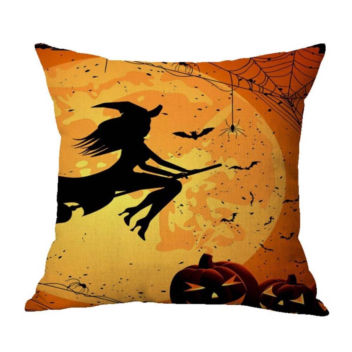 Halloween-Kissen mit einer schwarzen Hexensilhouette, die auf einem Besen fliegt, Fledermäusen, Spinnweben und Kürbislaternen auf orangefarbenem Hintergrund.