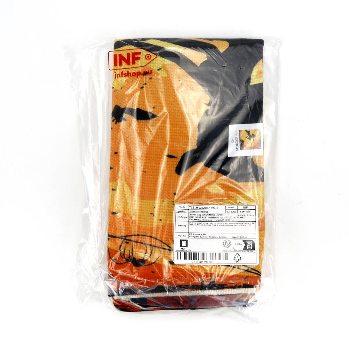 Verpacktes gefaltetes orange-schwarzes Kleidungsstück in klarer Kunststoffverpackung mit Produktetikett und Barcode auf weißem Hintergrund.