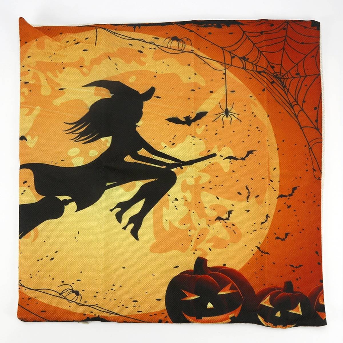 Kissenbezug zu Halloween mit einer fliegenden Hexensilhouette, Fledermäusen, Spinnweben und leuchtend geschnitzten Kürbissen auf orangefarbenem Hintergrund.
