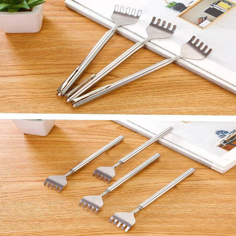 Zusammenklappbare Metallrückenkratzer mit gekrallten Enden, die auf einem Holztisch ausgefahren und zusammengeklappt gezeigt werden.