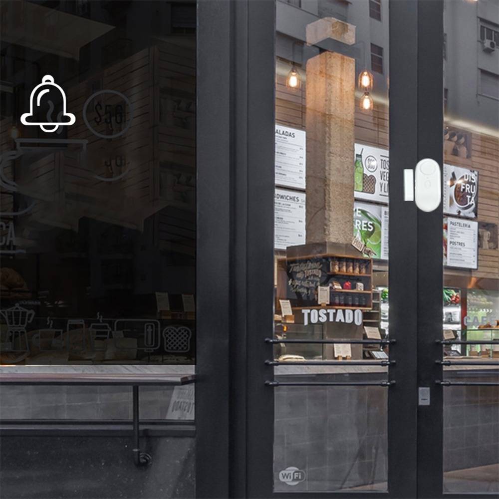Geschlossene Restaurantfassade, die durch Glastüren sichtbar ist, mit Menütafeln, hängenden Lichtern und dem Wort 