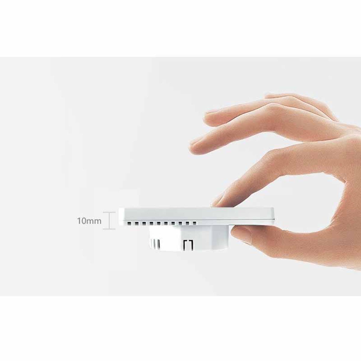 Hand, die ein schlankes, weißes, rundes Gerät von der Seite hält, mit der Beschriftung 10 mm dick vor weißem Hintergrund.