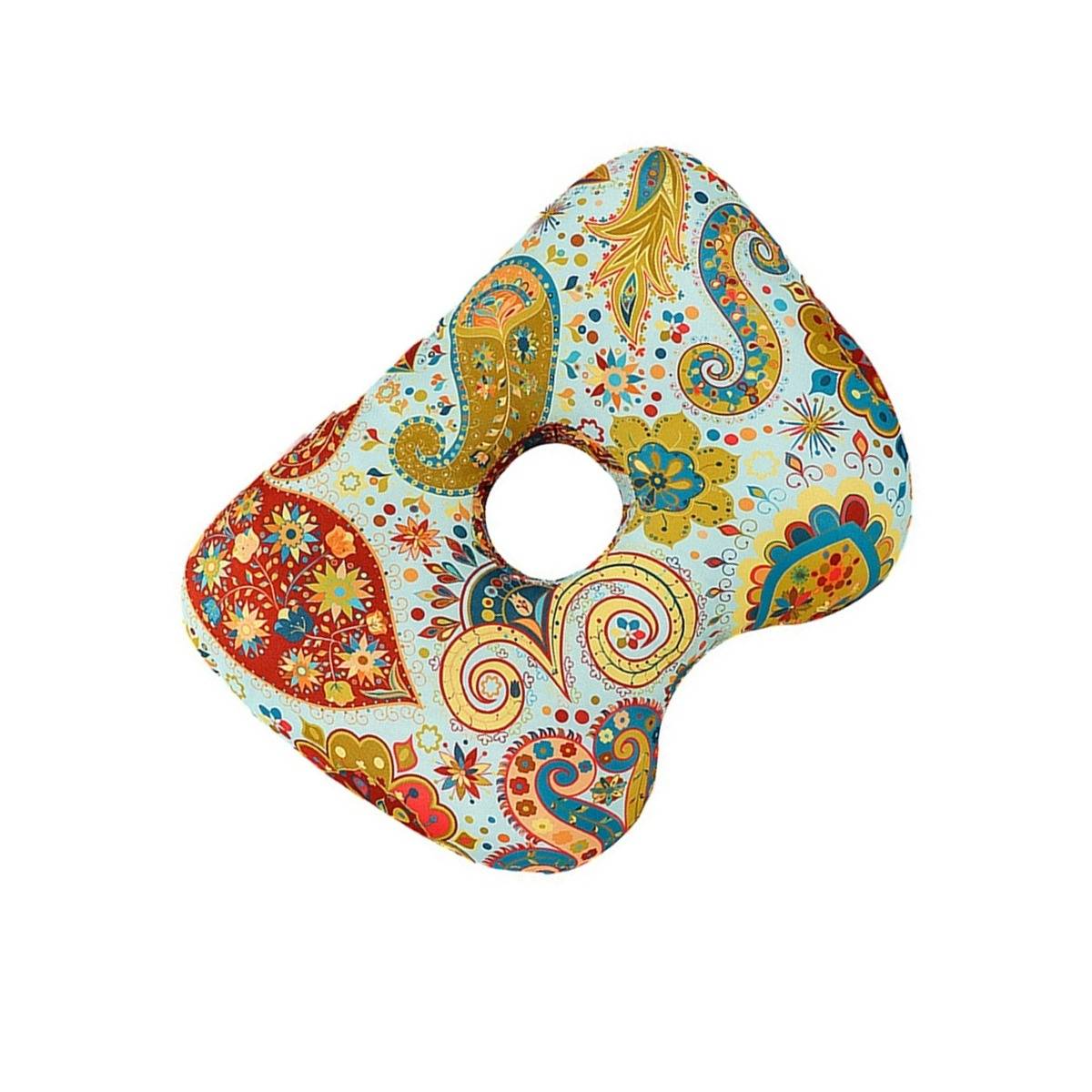 Buntes gemustertes donutförmiges Kissen mit einem zentralen Loch, verziert mit Blumen- und Paisley-Designs auf weißem Hintergrund.