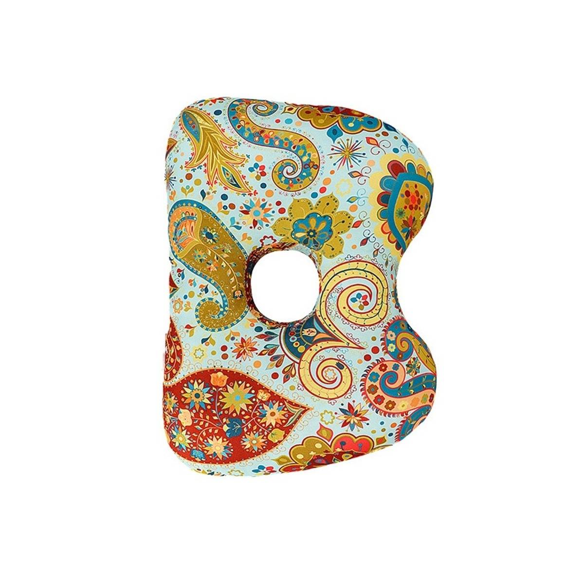 Buntes Paisley-Muster-Dekokissen mit einem zentralen Loch, isoliert auf weißem Hintergrund.