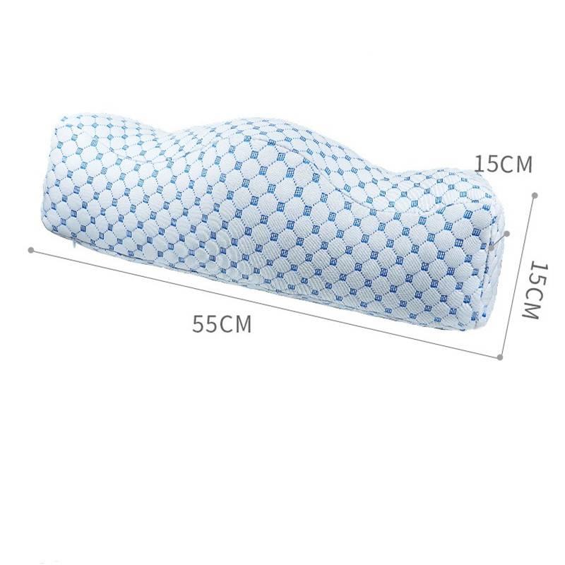 Konturiertes zylindrisches Kissen mit blauem Sechseckmuster, gekennzeichnet mit 55 cm Länge und 15 cm Breite/Höhe.