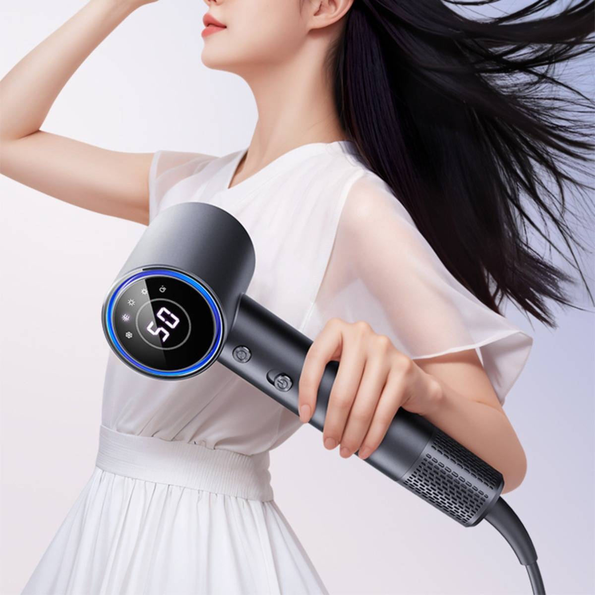 Eine Frau in einem weißen Kleid benutzt einen schwarzen digitalen Haartrockner, mit einer runden Anzeige, auf der „50
