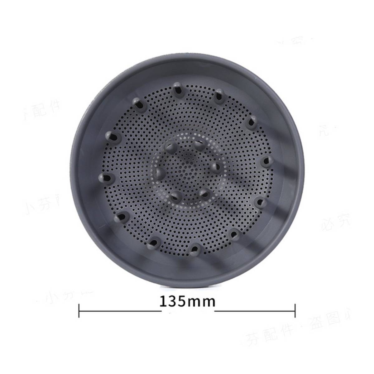 Runde graue Kunststoffscheibe mit Perforationen und erhobenen Laschen, 135 mm breit gekennzeichnet.
