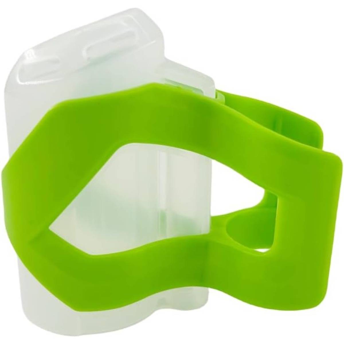 Grüner Kunststoff-Cliphalter für Flaschen, der an einer durchsichtigen Wasserflasche oder einem durchsichtigen Behälter befestigt ist.