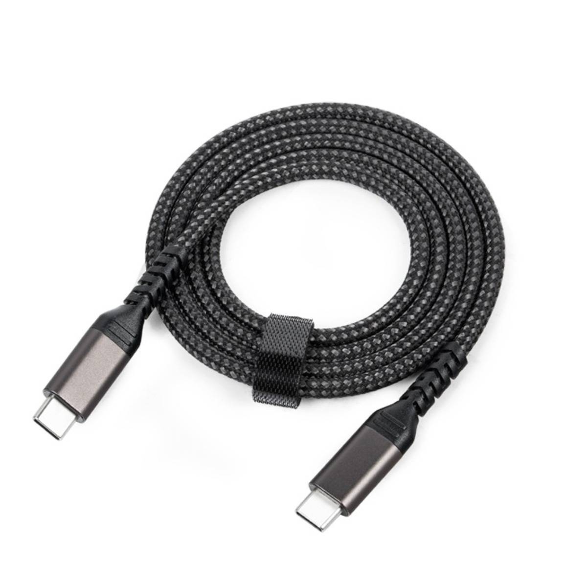 Aufgerolltes schwarzes USB-C-Ladekabel mit Metallsteckern auf weißem Hintergrund.