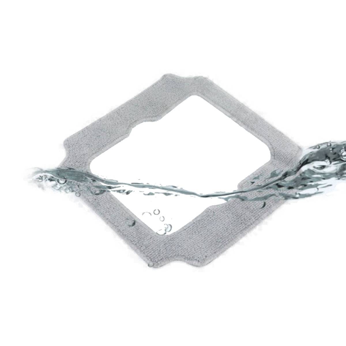 Graues Stoff-Dichtungsring oder Pad mit einer diamantförmigen Öffnung, das mit Wasser bespritzt auf weißem Hintergrund gezeigt wird.