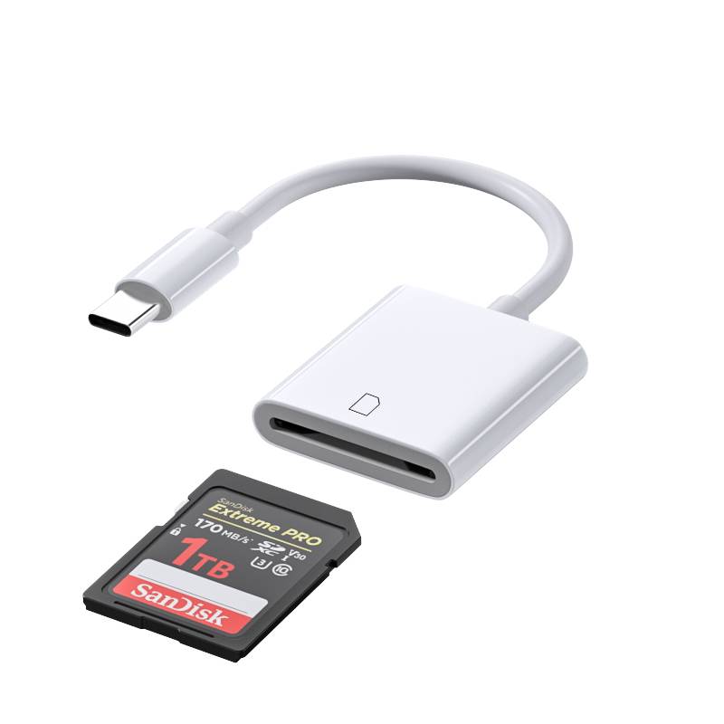 USB-C-SD-Kartenleser-Adapter mit einer darunter gezeigten microSD-Karte, was auf Kartentransfer oder Dateizugriff hindeutet.