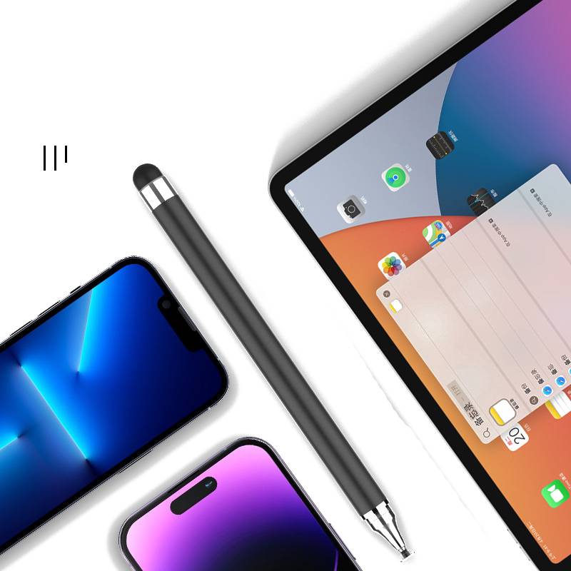 Zwei Smartphones, ein Tablet und ein Stift auf weißem Hintergrund angeordnet, die Gerätebildschirme und App-Symbole zeigen.