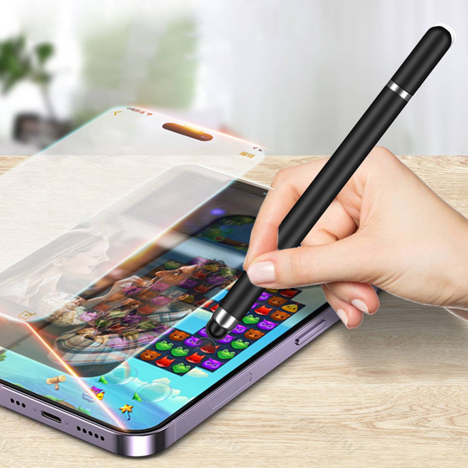 Hand mit Stylus auf einem Smartphone, während eine durchsichtige Schutzfolie vom Bildschirm abgezogen wird.